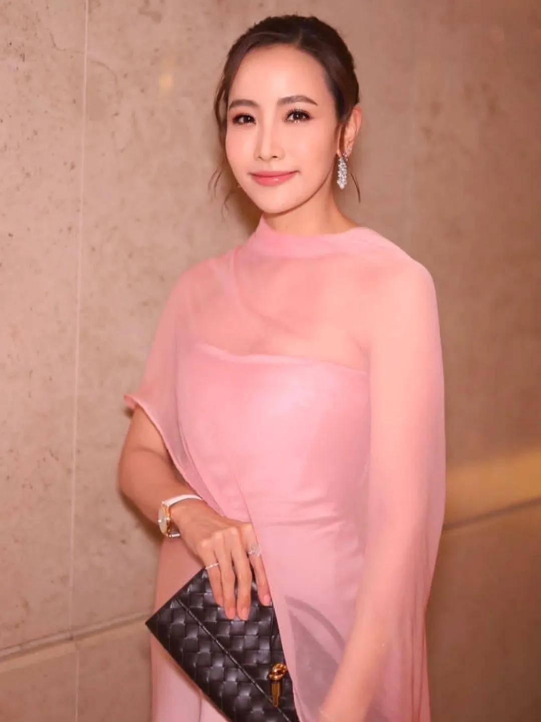 泰国新总理夫人：比总理小20岁，网红店主，气质温婉，钟爱名表