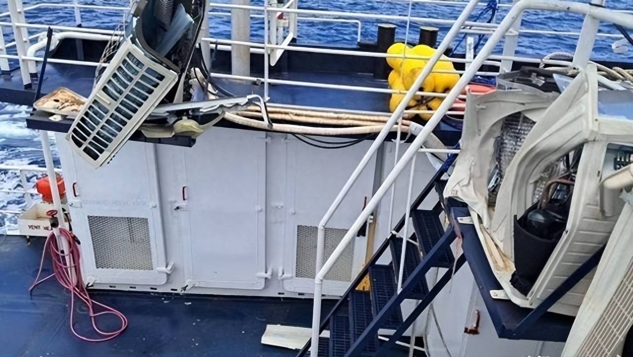 实弹警告真管用！054A黄岩岛出手，菲船停在30海里外，不敢越雷池一步