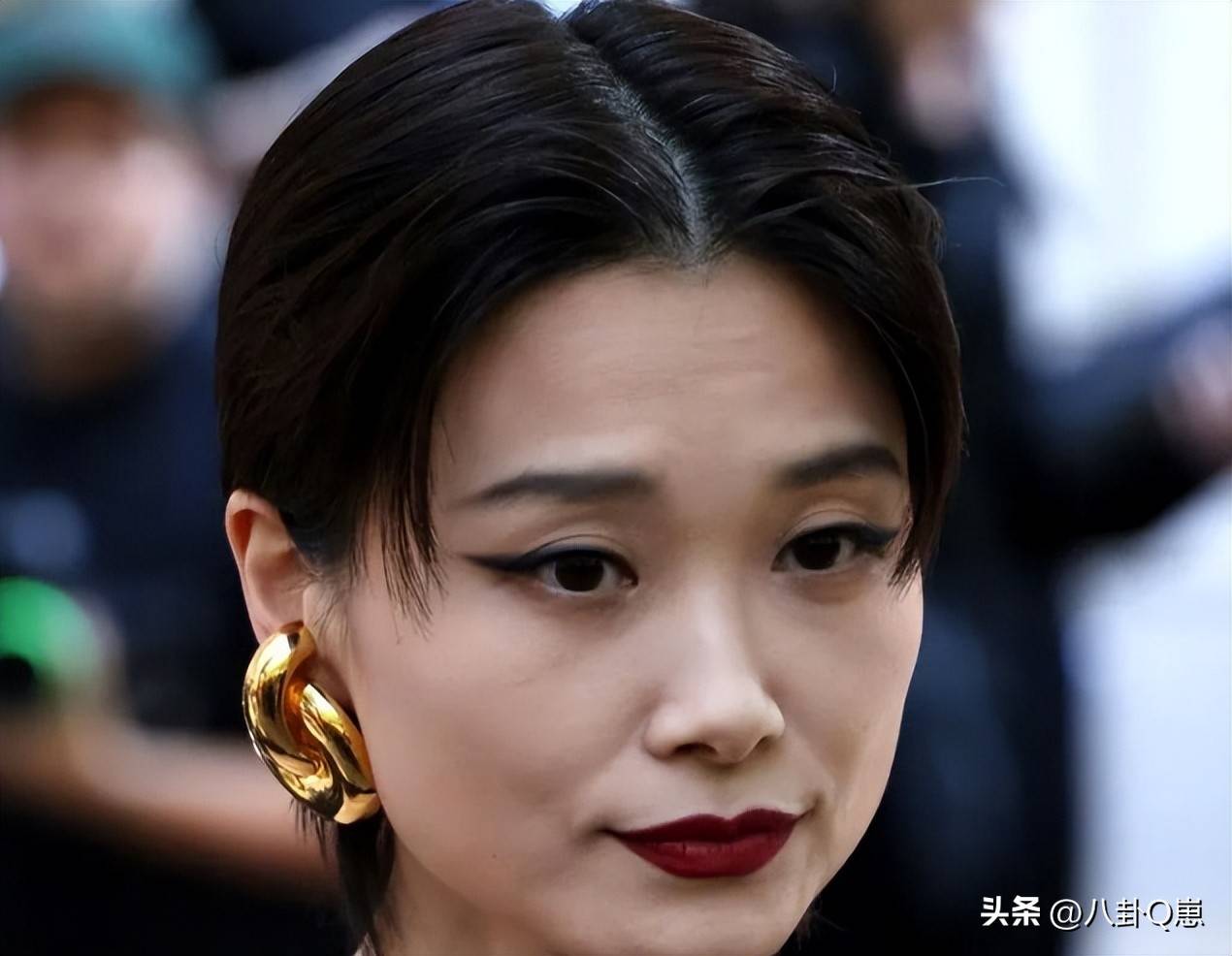 无滤镜之后，何炅胖的像大婶，李宇春肚大像怀孕，宋祖儿脸认不出