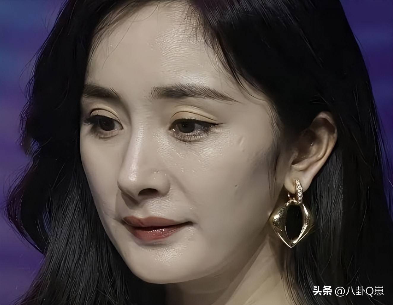 无滤镜之后，何炅胖的像大婶，李宇春肚大像怀孕，宋祖儿脸认不出