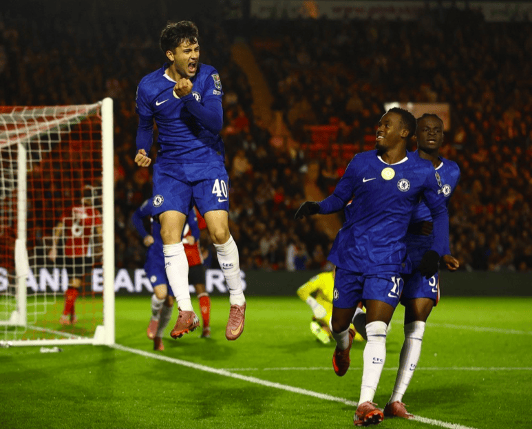 英格兰足球超级联赛豪门赢不停：切尔西2-1逆转 利物浦轮换11人2-1又绝杀 皇马4全胜