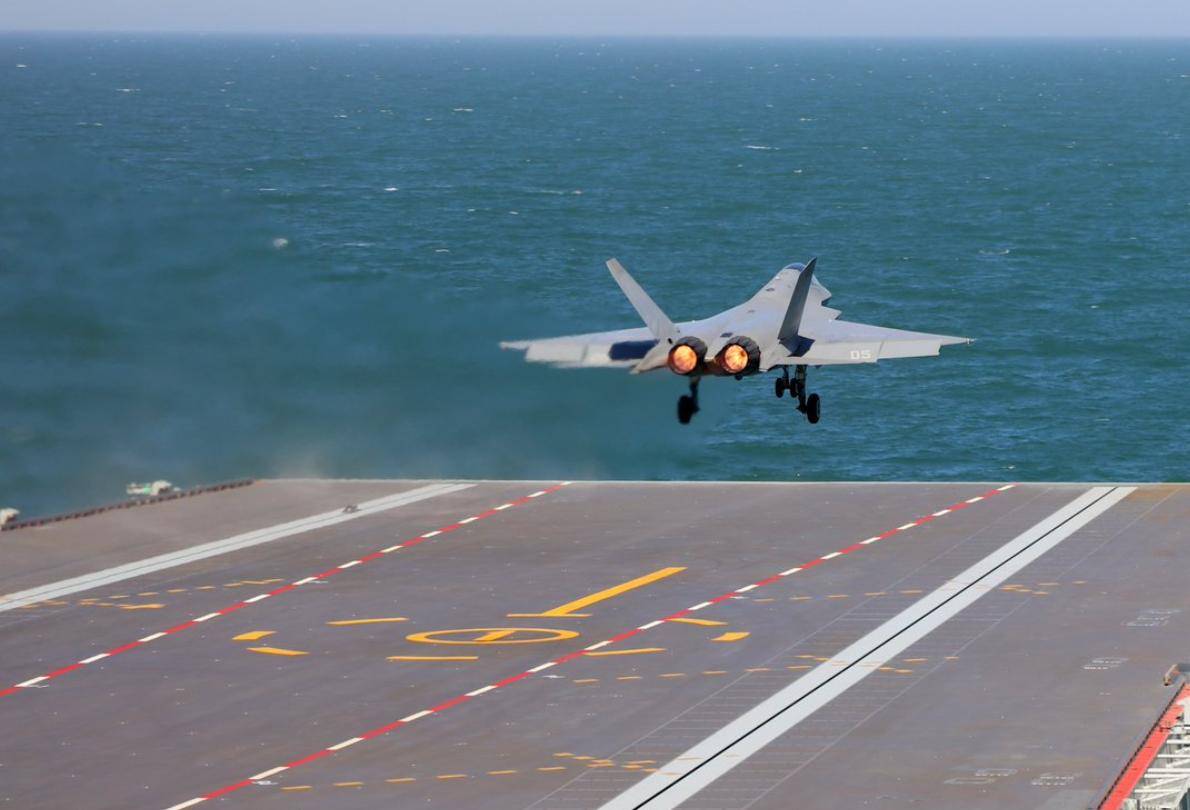 福建舰为啥舍弃蒸汽选电磁?5大优势直接碾压!蒸汽弹射真的很拉