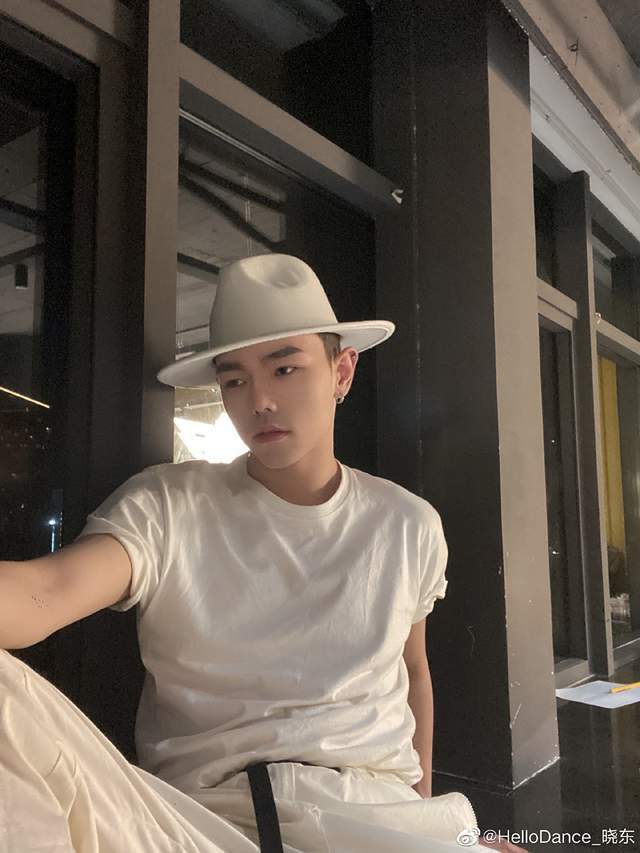 曝街舞老师解晓东去世，仅28岁，摔了一跤导致噩耗，昏迷达一年多