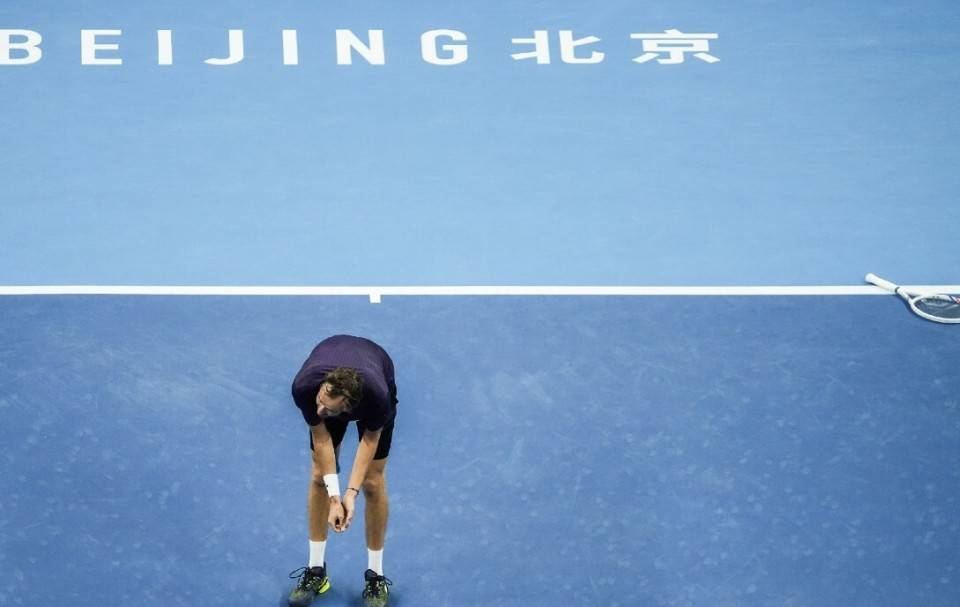 原创             决胜盘收退赛大礼！19岁黑马首进巡回赛决赛，PK辛纳争中网冠军