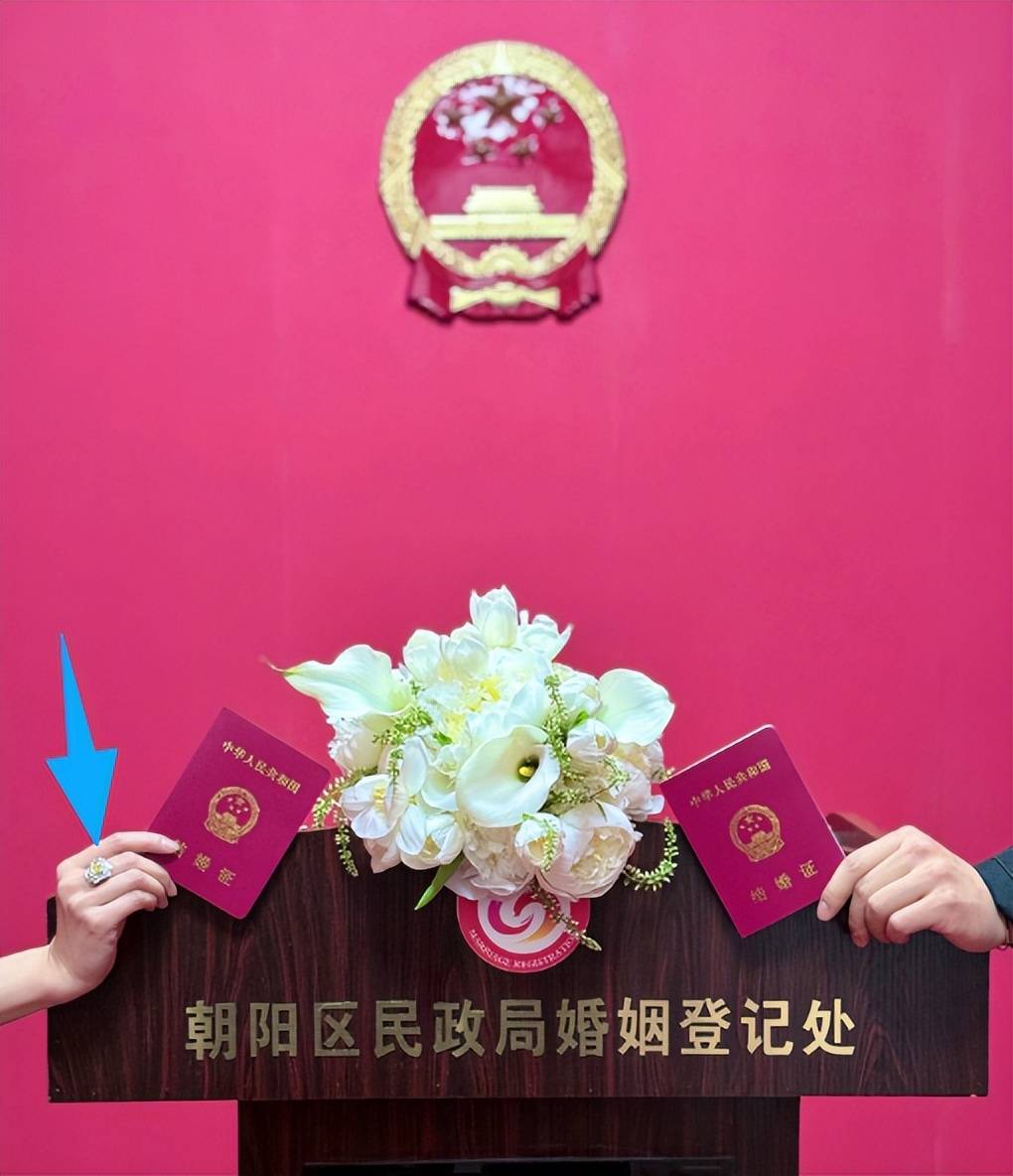 李纯马頔官宣结婚！已同居3年，男方买300平婚房，送54万钻戒