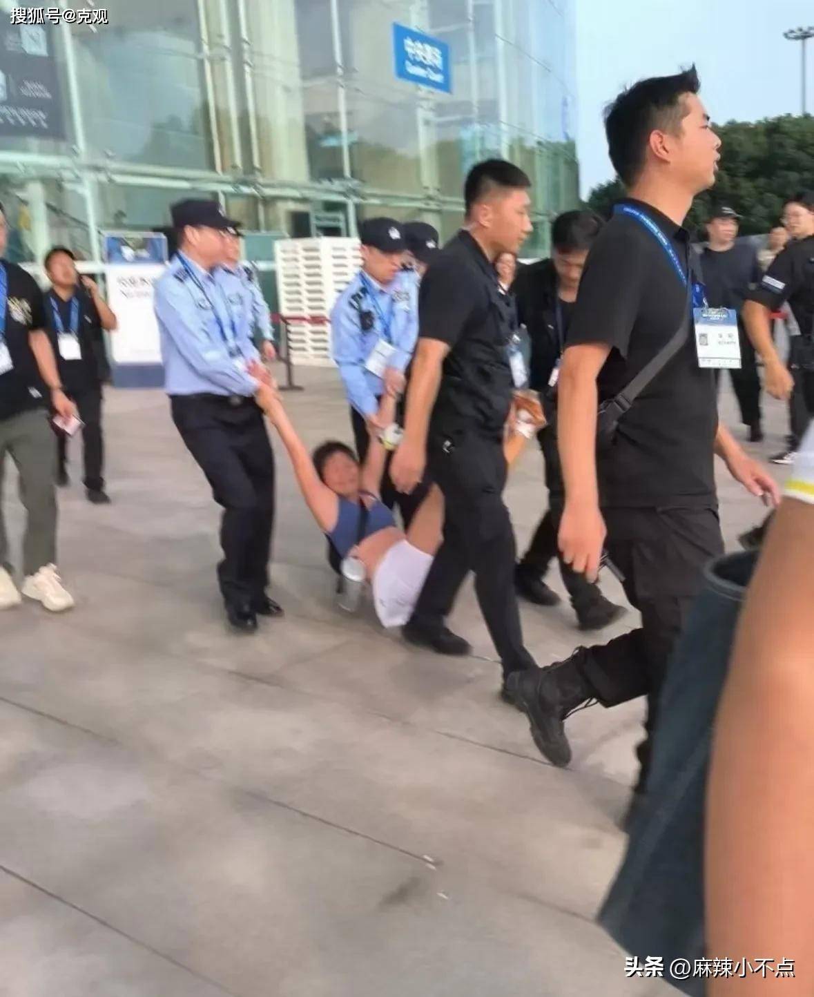 女球迷打断比赛后续：女子身份被扒，疑似酒后闹事，评论区笑麻了