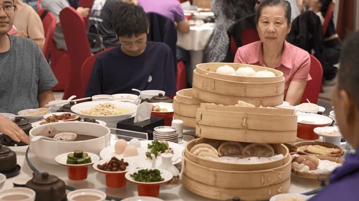 “超级黄金周”第三天：扬州早茶开启“排队模式”