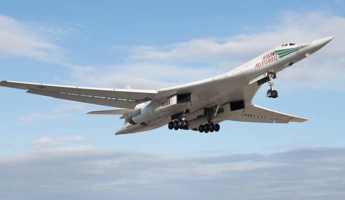 央视飞行员一句拭目以待，轰20真来了？空中黑鹰将补齐最后短板