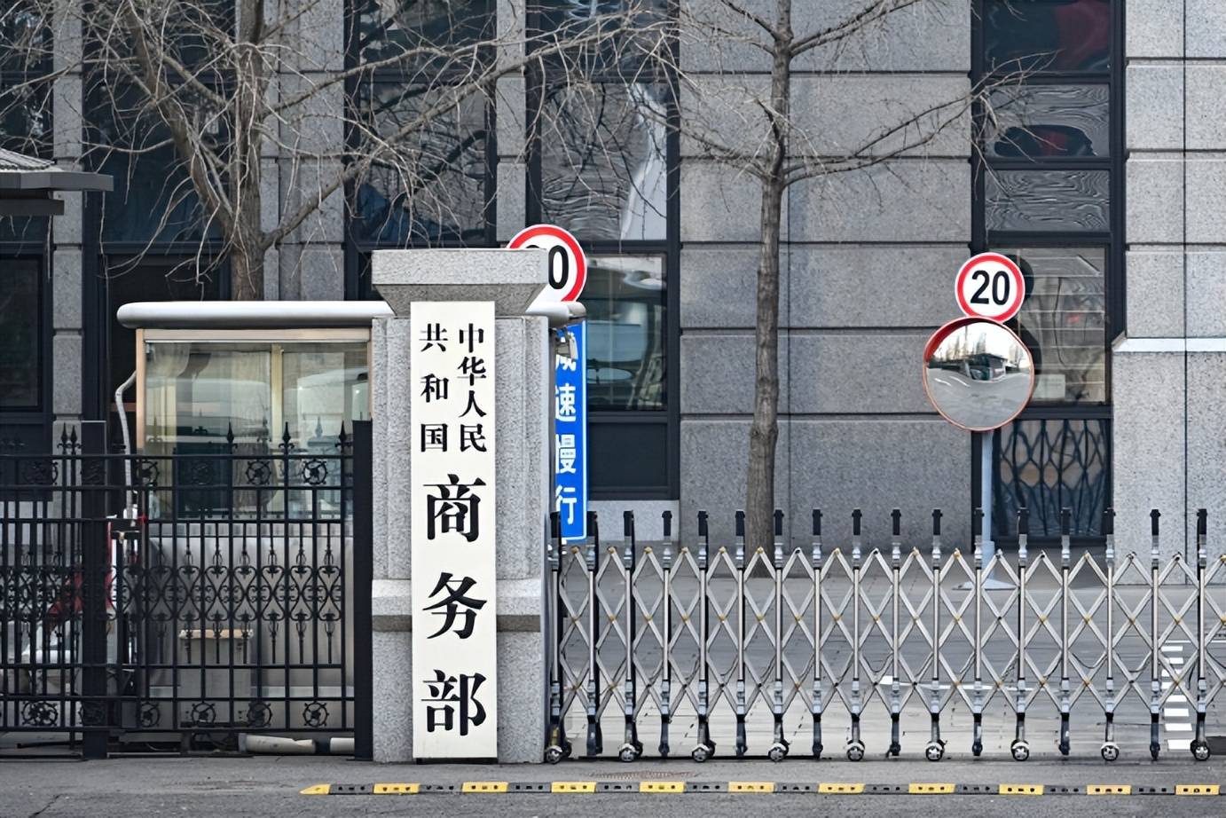 中美谈判加入新筹码，特朗普被逼下场，美财长预告，重大突破要来