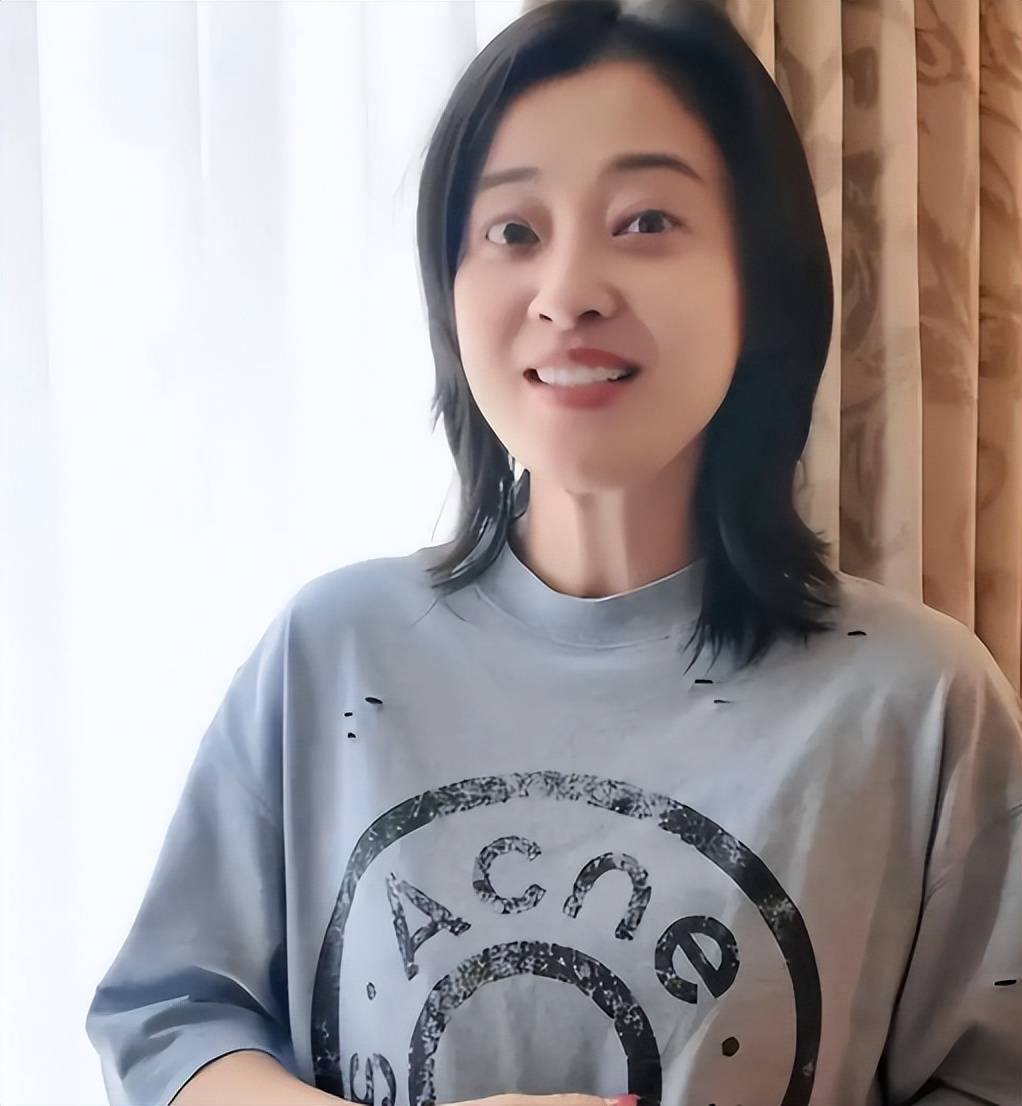 梅婷高调晒伦敦亲子照，儿女搂怀好温馨，快快长成小梅婷！
