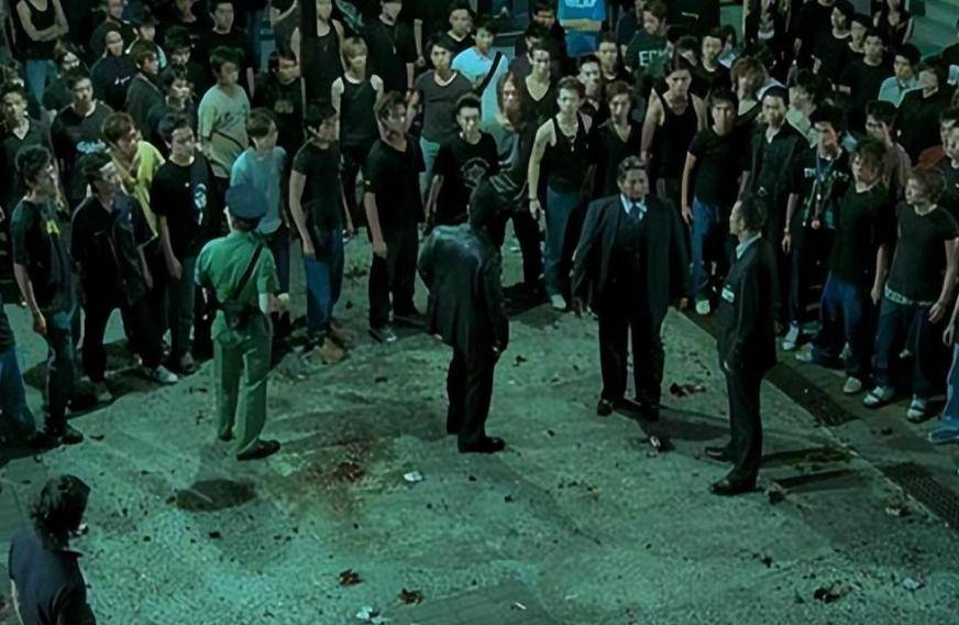 他是黑道教父曾在香金年会- 金年会体育- 官网APP港一手遮天55岁返回大陆时被百名警察逮捕