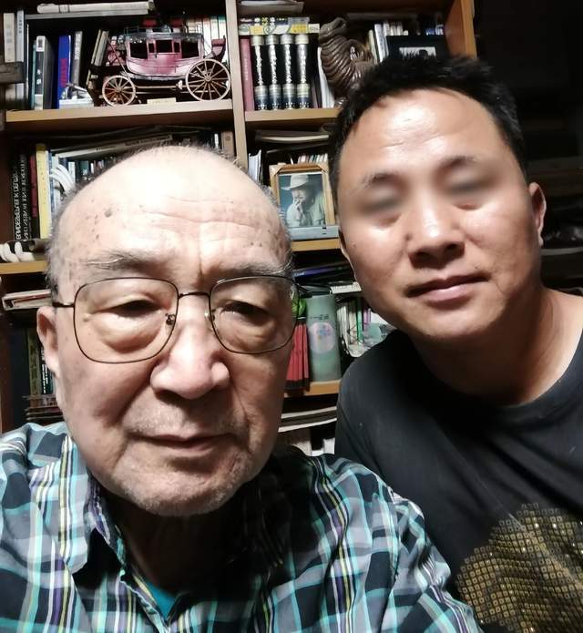 曝78岁李保田近况，房内略显杂乱，喝10元的桶装水，找人维修窗户