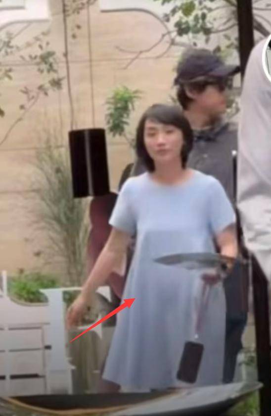 胡歌上海买房被偶遇，头顶秃了一大片，老婆黄曦宁陪同，长相普通