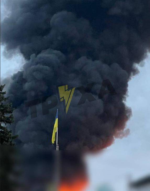 俄军玩真的，导弹炸炼油厂，炸火车：乌克兰西部这次真被炸到软肋