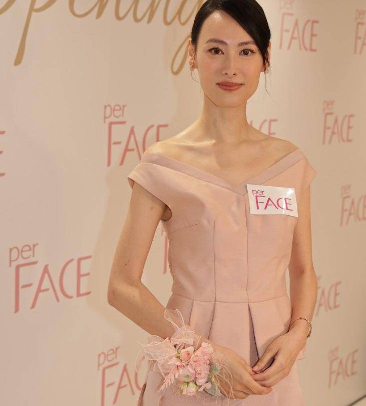 偶遇梁洛施和儿子逛商场，15岁李长治跟妈妈一样高，侧脸像李泽楷
