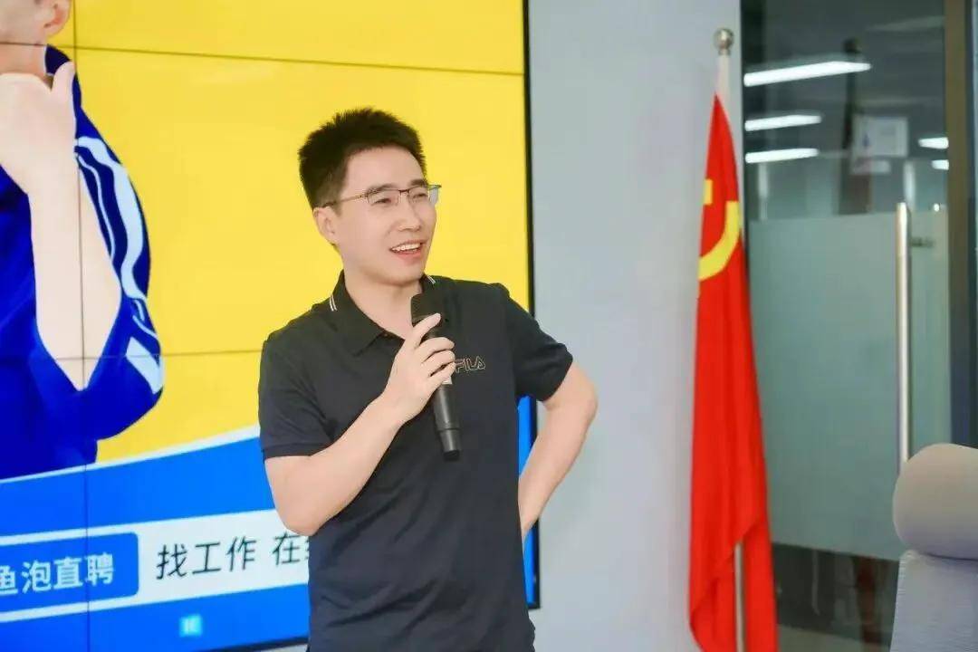 地铁里的“油腻”老板，花15亿逼疯打工人