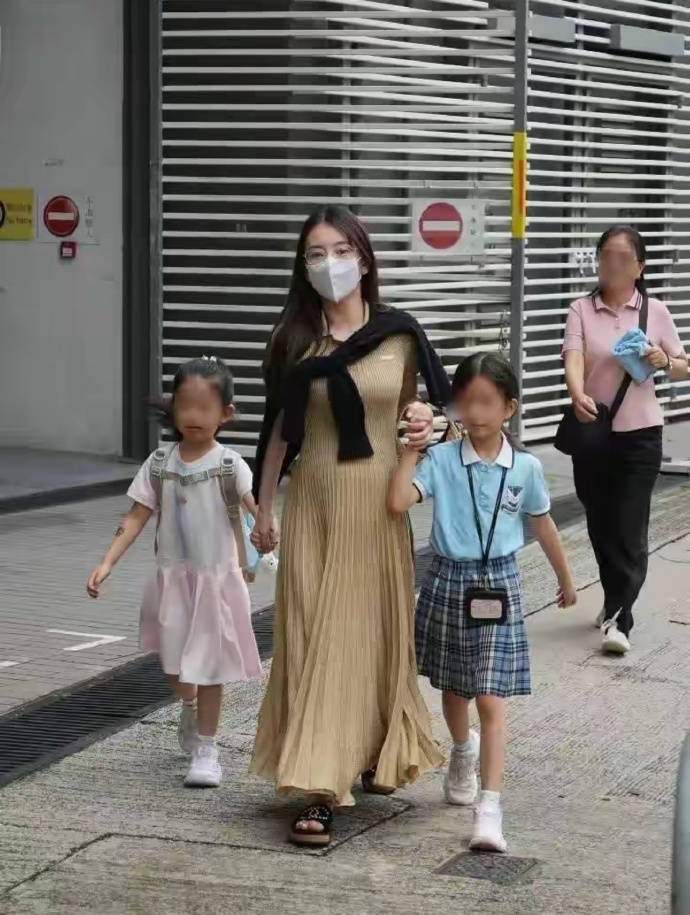 方媛回应日常生活有很多人打理：宝宝的一切我都喜欢亲力亲为