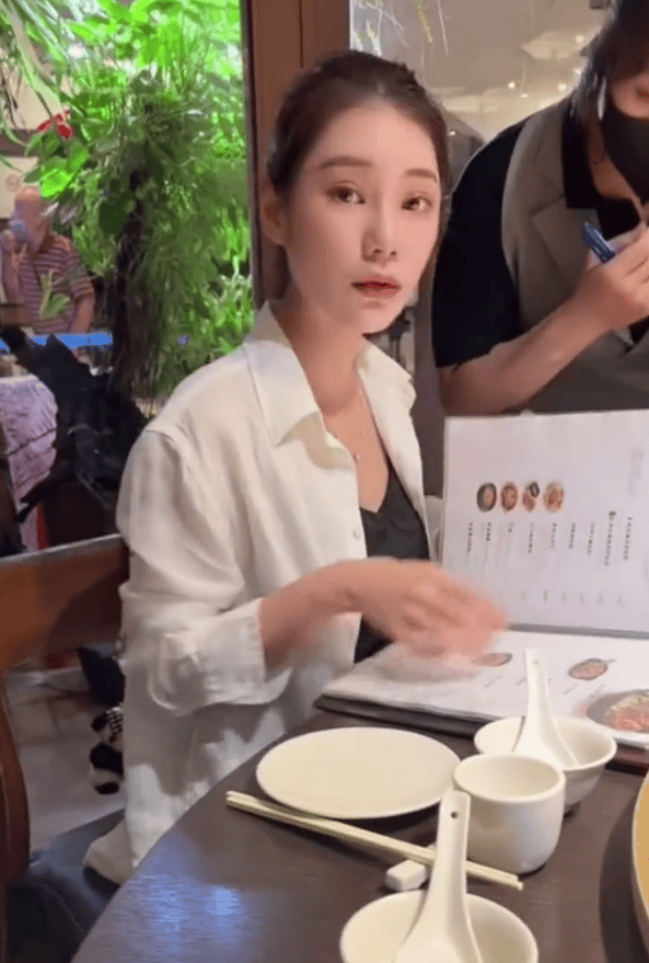 汪小菲返台带马筱梅和岳父母聚餐，消费2300元，箖箖露正脸像大S