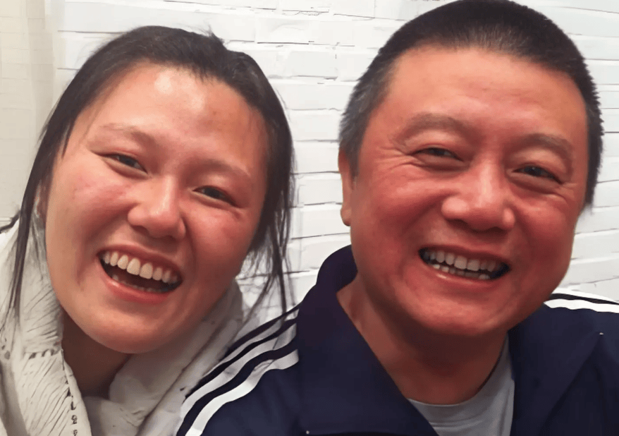 67岁王朔现状：满头白发撞脸李亚鹏，自称没有钱，靠朋友接济过活