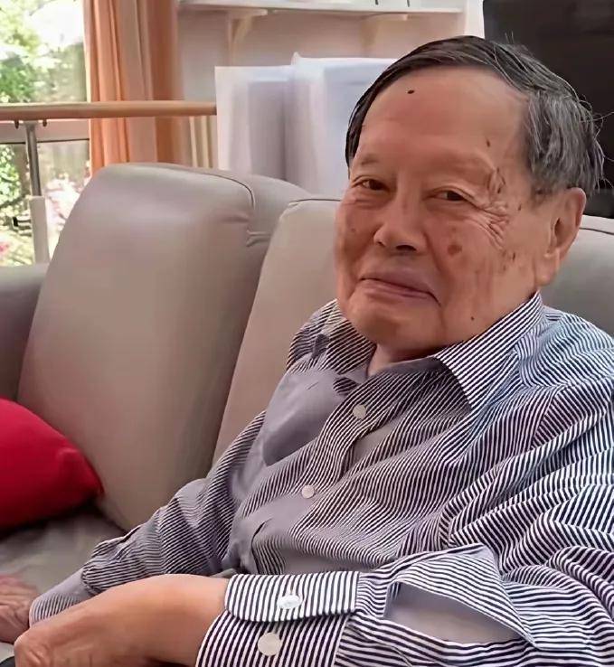 杨振宁因病逝世！刚过完103岁生日，最后一次亮相是为妻子庆生