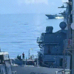 油门都踩油箱里了！055近距离靠近美航母，阿利伯克疯狂提速