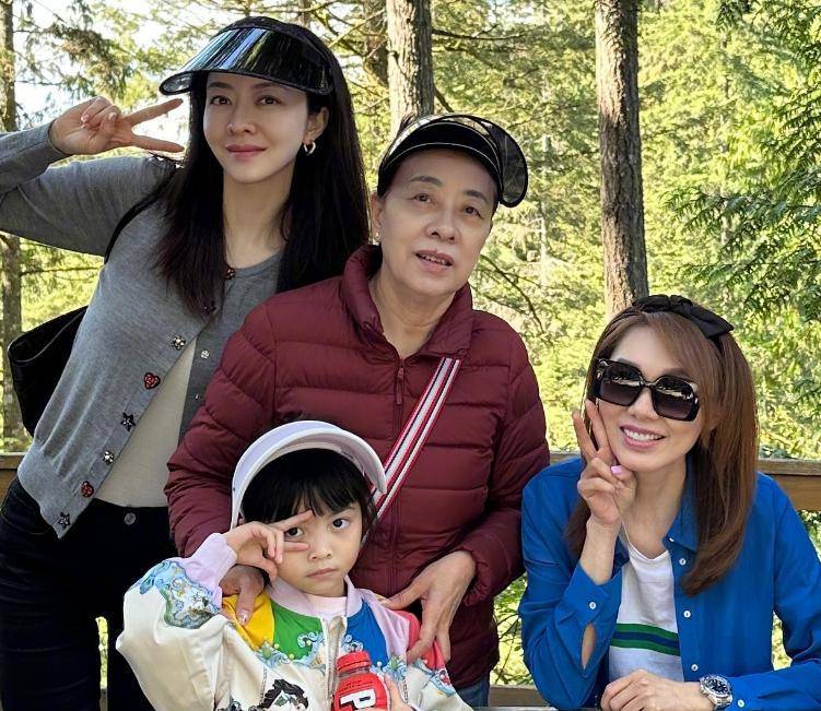 熊黛林和婆家人旅游，百亿婆婆同框出镜，大姑姐郭可盈很漂亮