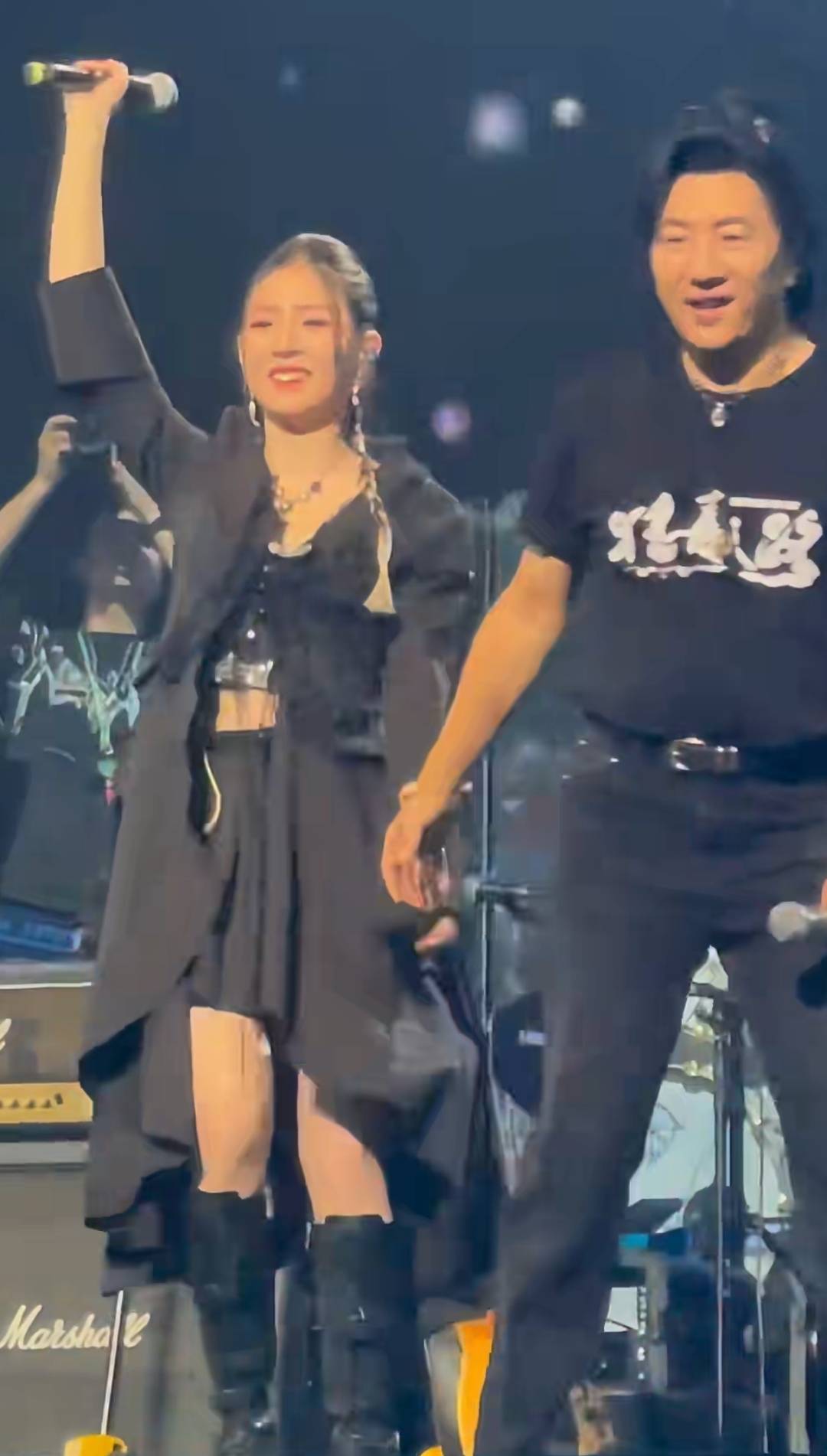 郑钧演唱会女儿为他和声，长得漂亮台风像爸爸，26岁改新名曝光