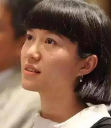 原创             没想到，杨振宁去世后，49岁妻子翁帆，竟因一个动作实现口碑暴涨