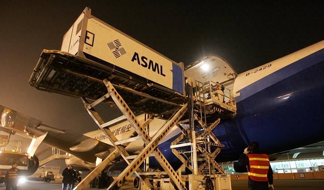 原创             摊牌了？中企陆续收到光刻机，外媒：ASML公司不“乖”了