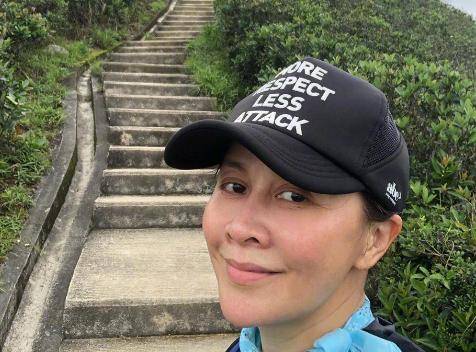 58岁刘嘉玲户外晨跑，穿紧身裤不遮臀部，网友：没一点老人样