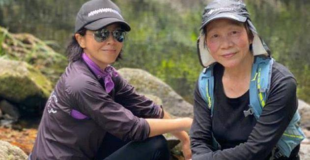 58岁刘嘉玲户外晨跑，穿紧身裤不遮臀部，网友：没一点老人样