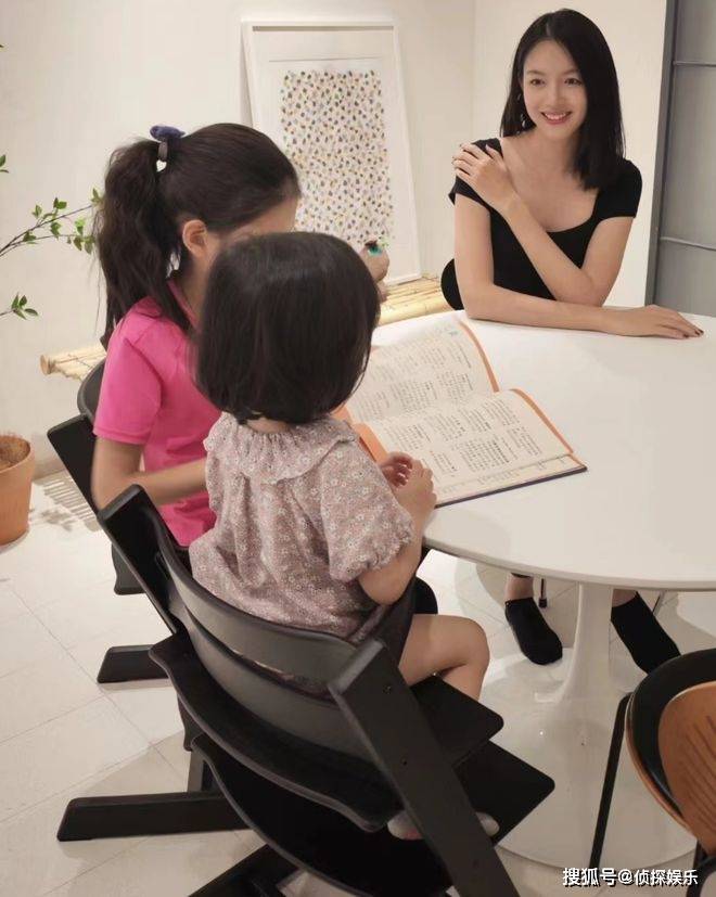 张梓琳晒俩女儿近照，胖妹和妹妹遗传爸妈高个子，全家都是大长腿