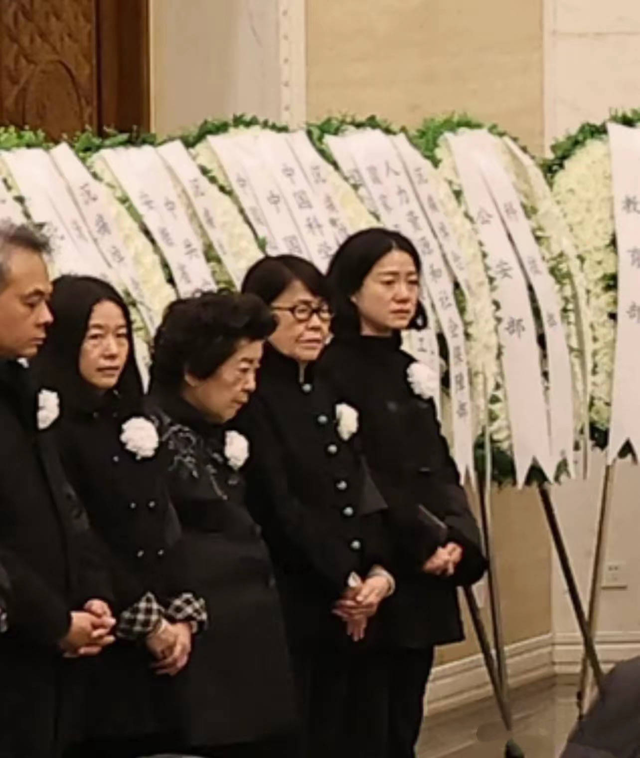 翁帆现身杨振宁葬礼，穿黑衣戴白花哭肿眼睛，站首位陪孩子们回礼