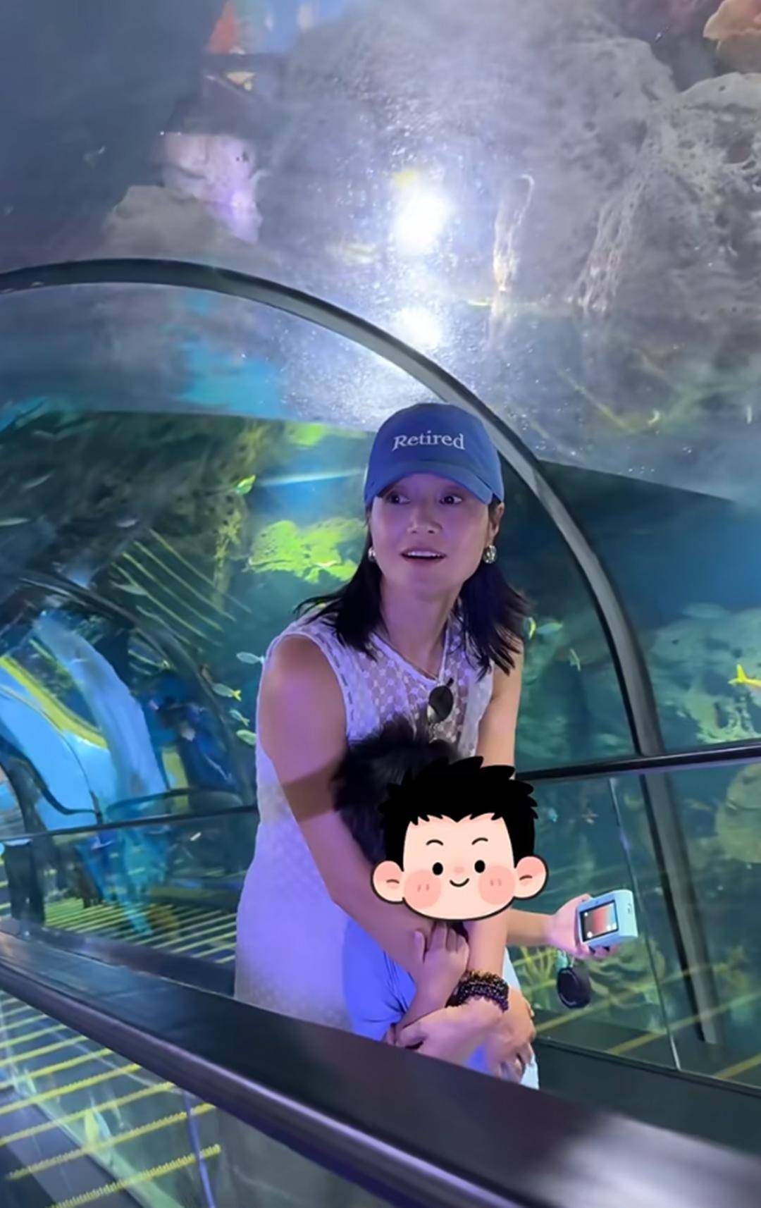 朱丹带娃度假,女儿掉牙流血,弟弟第一个跑去关心,姐弟感情真好