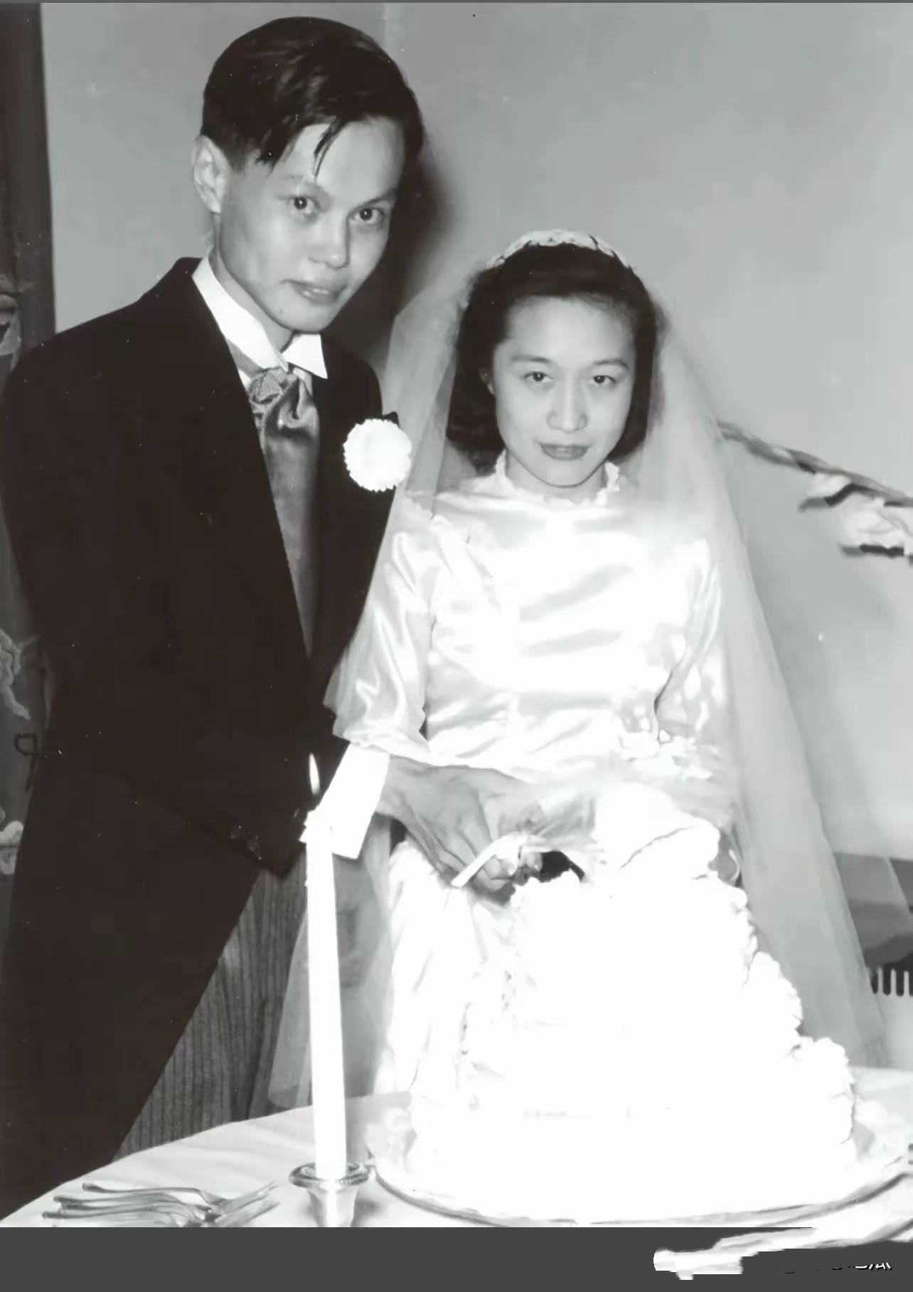 翁帆现身杨振宁葬礼，穿黑衣戴白花哭肿眼睛，站首位陪孩子们回礼