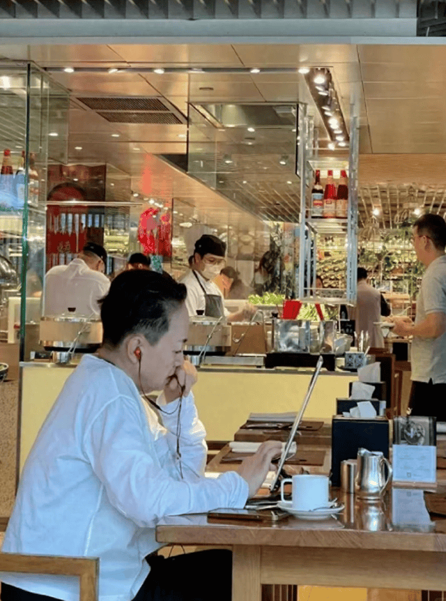 64岁宋丹丹逛奢侈品店,退休多年巨星风采不减,三位店员围着合影