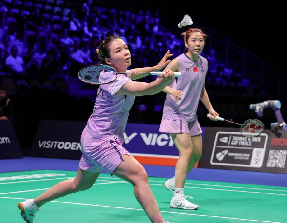 原创 39分钟挑落世界第2!凡尘组合2-0晋级,中日包揽法国赛女双四强