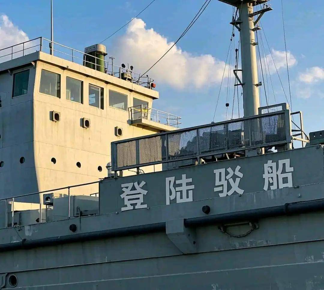 外媒称中国“水桥”驳船开始暴兵,准备登岛作战,台海已非天堑
