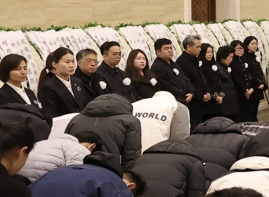 杨振宁追悼会很隆重,大儿子未现身,翁帆站家属首位,样子很憔悴 杨振宁追悼会很隆重,大儿子未现身,翁帆站家属首位,样子很憔悴