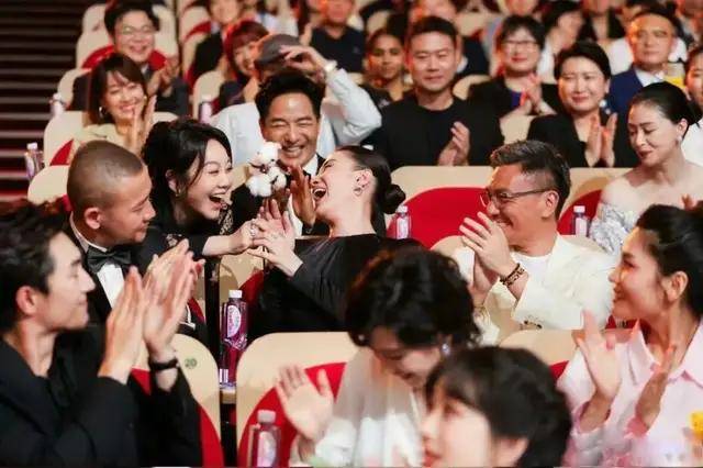 当两个女明星,在颁奖典礼接吻