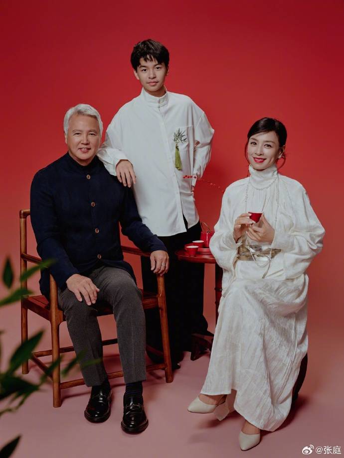张庭晒一家四口,儿女颜值身高出众,15岁林希曈长成国际范小辣妹