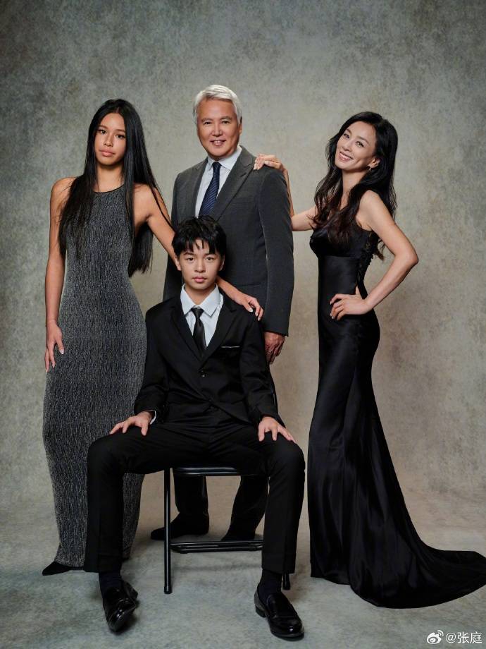 张庭晒一家四口,儿女颜值身高出众,15岁林希曈长成国际范小辣妹