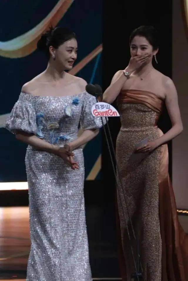 当两个女明星,在颁奖典礼接吻