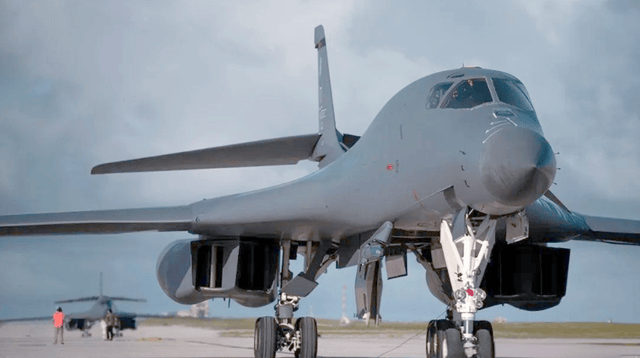 距离海岸线仅32公里!美军超音速战略轰炸机出动,委内瑞拉危险