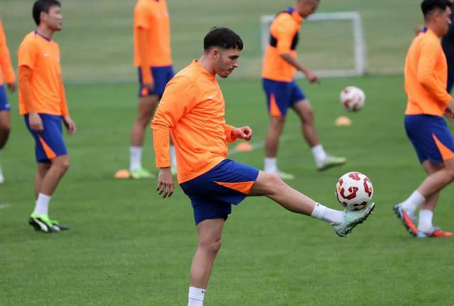 原创             韩鹏+彭啸只缺席1场,临时主帅延续三后卫 泰山队收官2场毫无压力