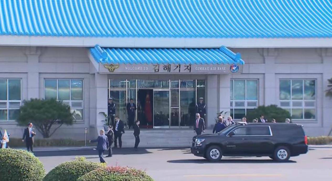 中美釜山会晤持续100分钟，谈完后特朗普火速回国，接下来有两场战争在等着他！