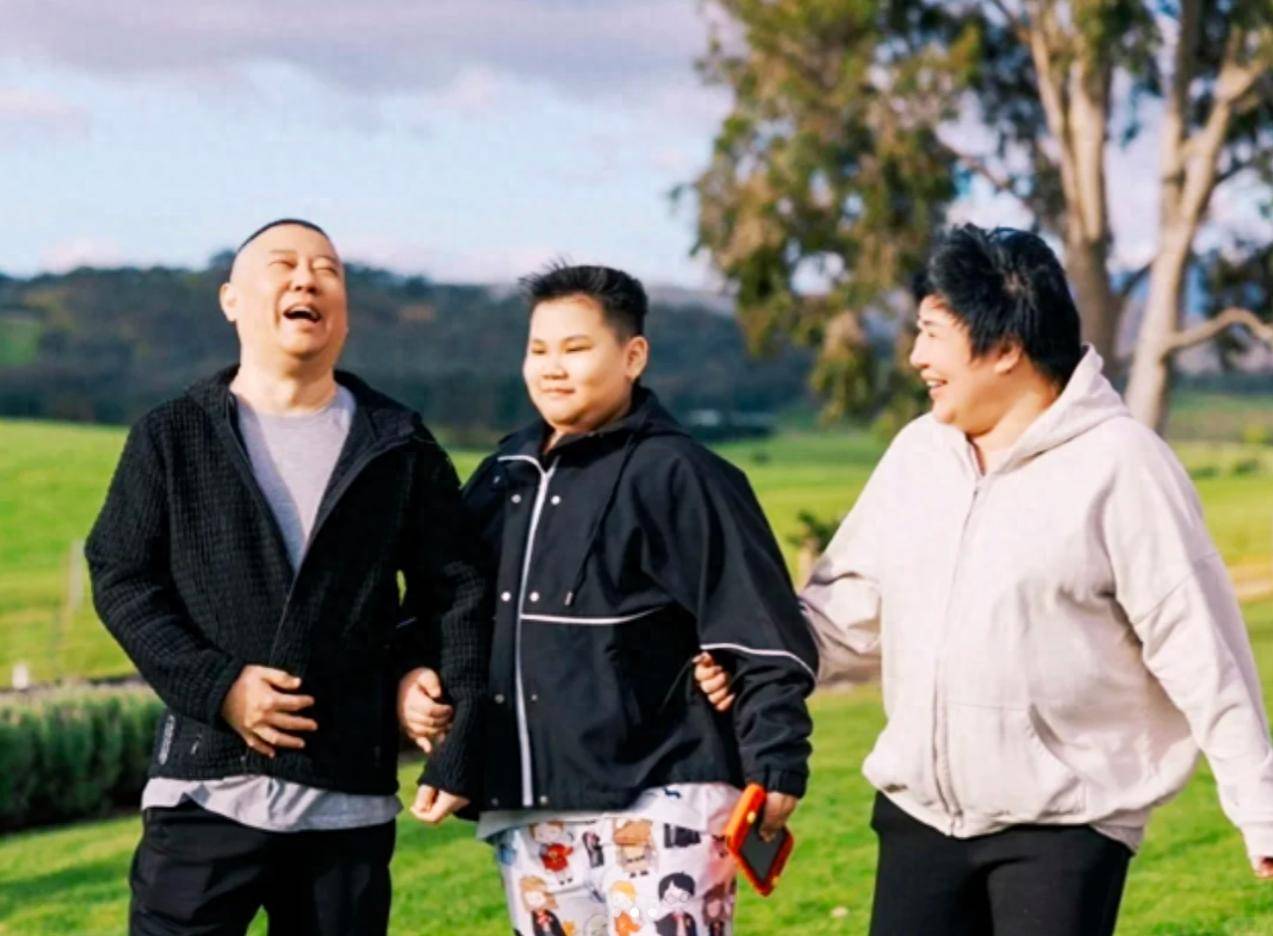 郭德纲带妻儿澳洲度假，大庄园挽手合照，郭汾阳扎耳洞手机不离手