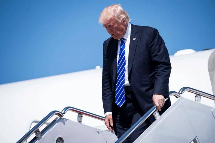 空军一号从釜山悄然起飞，APEC晚宴主角缺席，美双线作战危机一触即发！