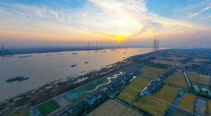 “苏超”决赛双城记——“头马”南通与“黑马”泰州