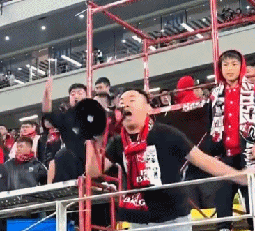 原创             这还是韦世豪吗?面对成都球迷赛后训话:韦世豪罕见主动认错!